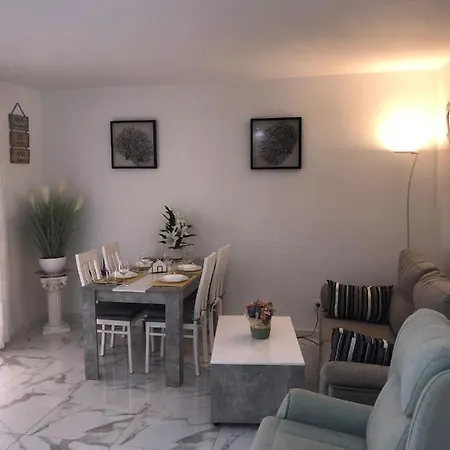 Apartamento Zura Centro Apartment *
